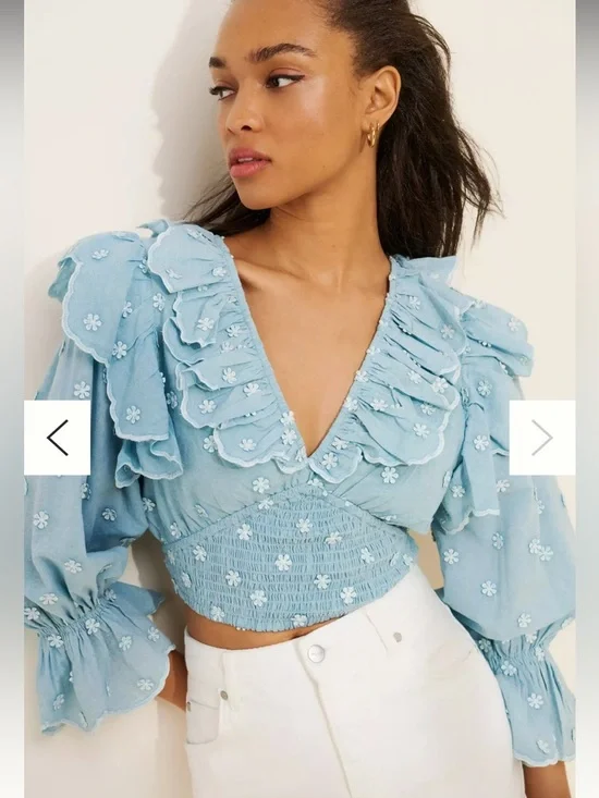 Anthropologie Hannah Lynn chambray embroidered smocked crop top longslv blouse - Picture 2 of 12